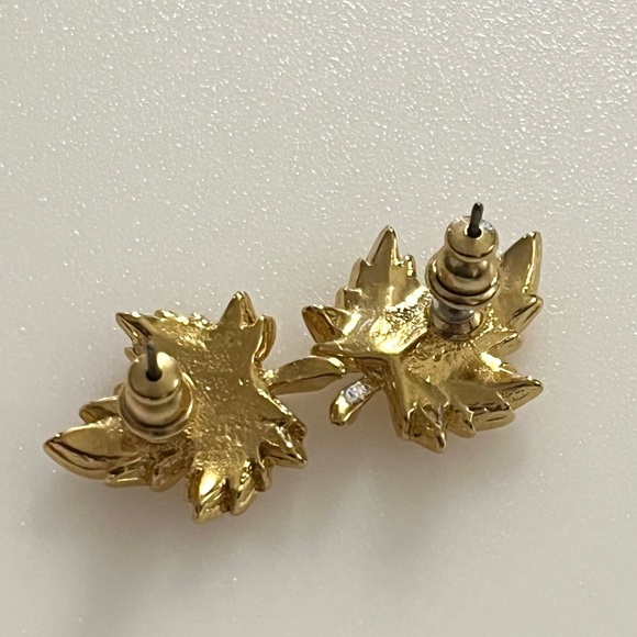 Vintage Gold Tone Maple Leaf Earrings and Matching Lapel Pin - Picture 9 of 16